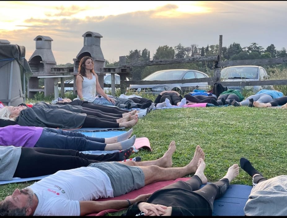 Gruppo in rilassamento durante un ritiro di yoga all'aperto
