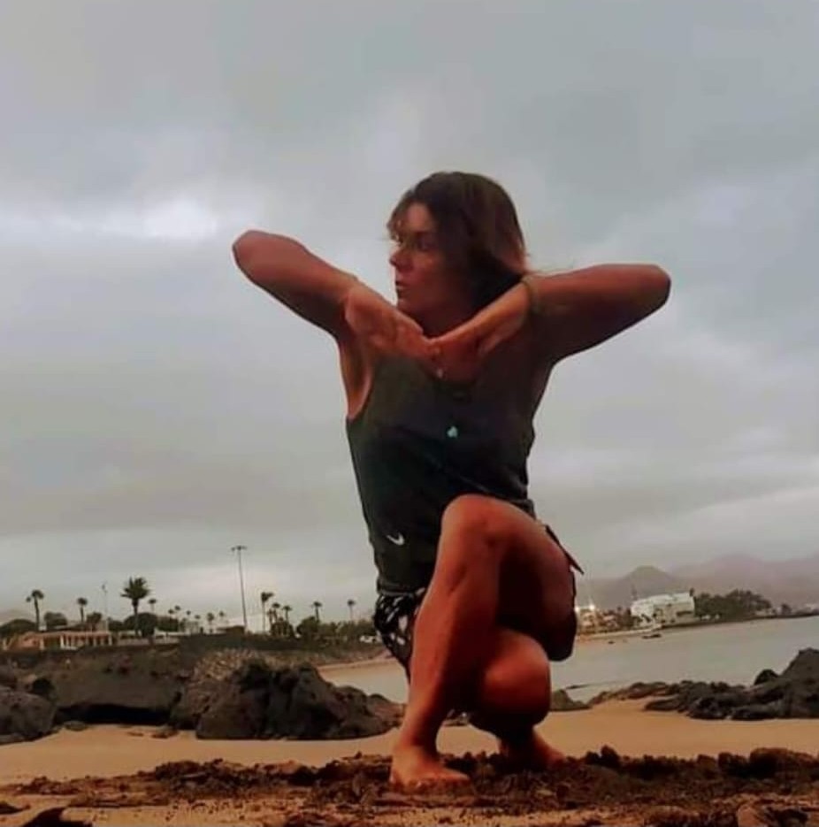 Federica Cibba in una posizione di equilibrio durante una pratica individuale